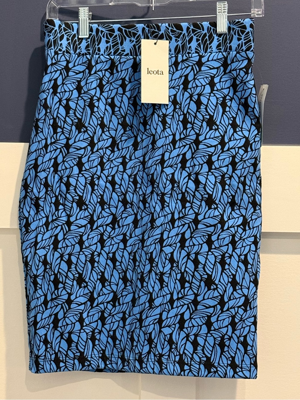 NWT Leota Shiloh Black and Blue Leaf-Print Stretch Pencil Skirt a size XS